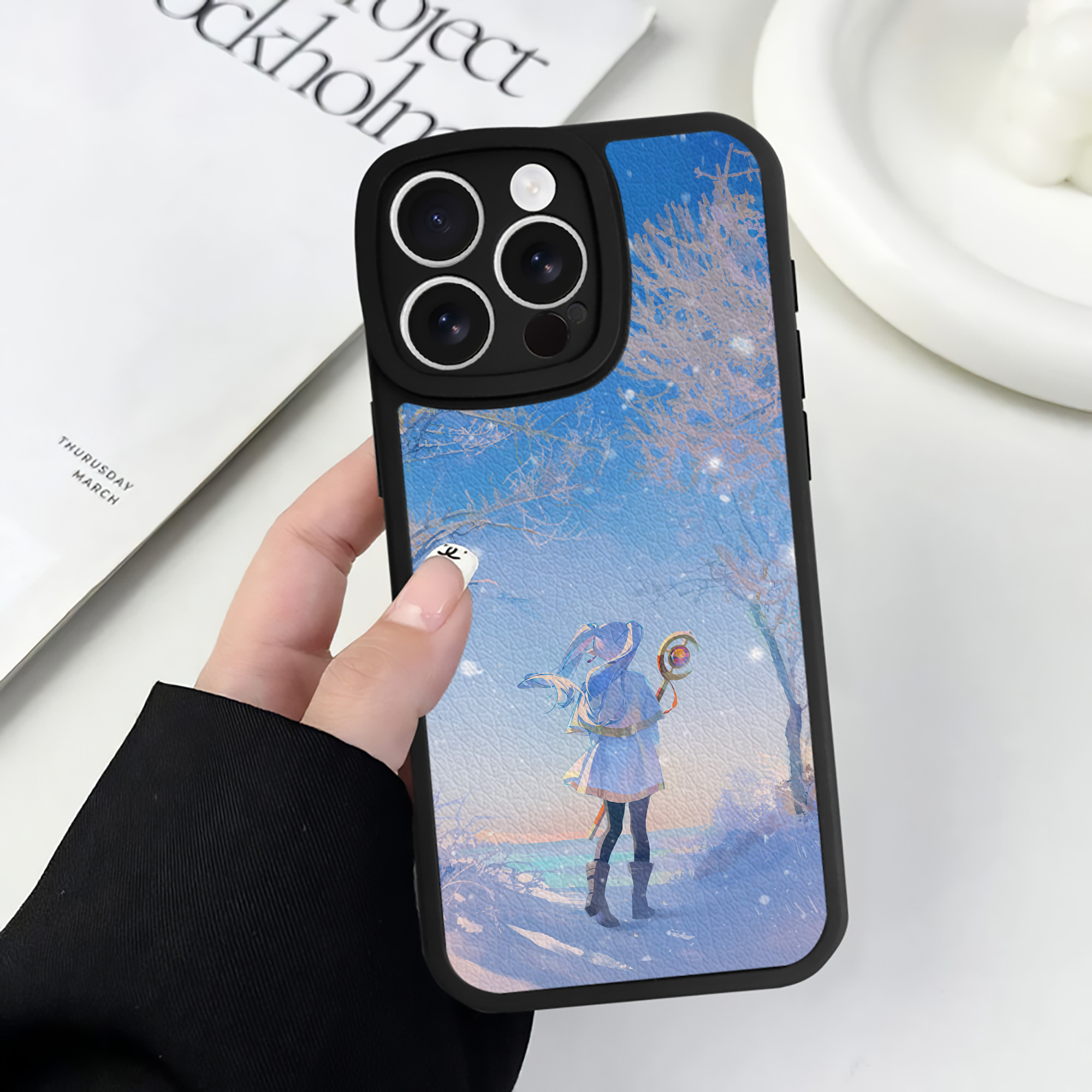 （画像用） 葬送のフリーレン Frieren 【iPhone 16シリーズ対応】シリコンスマホケース（レザー調） 材質：シリコン